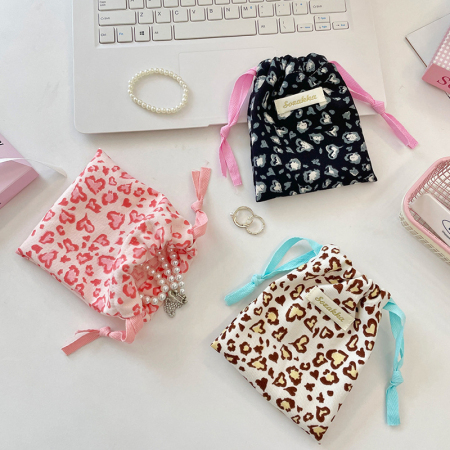 Pochette à bijoux en tissu imprimé léopard et cœur rétro