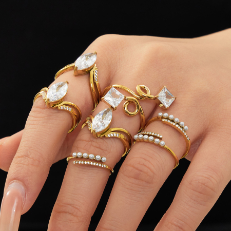 Bague pour femme en acier inoxydable doré, imperméable, ornée d'un zircon et d'une élégante forme irrégulière en goutte d'eau.