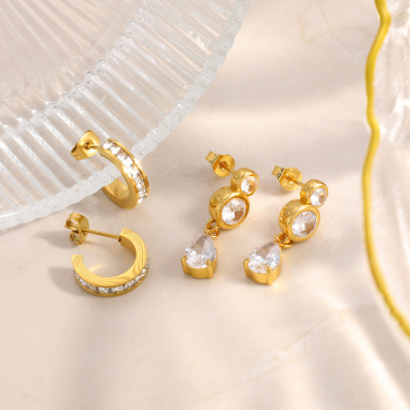 Boucles d'oreilles créoles pour femmes, en acier inoxydable étanche, couleur or, ornées de zircon et d'un motif goutte simple.