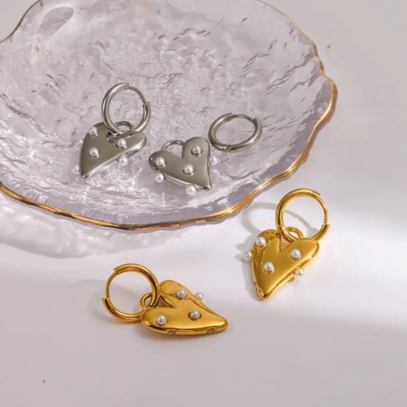Boucles d'oreilles pendantes pour femme, style classique cœur, en acier inoxydable, étanches, couleur or, avec perles artificielles.