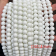 Perles de verre blanches en porcelaine