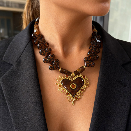 Collier pendentif cœur en perles de résine léopard (1 pièce)