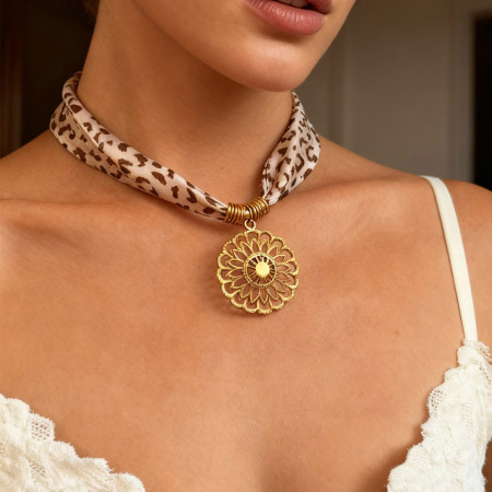 Collier pendentif fleur couleur or en tissu léopard (1 pièce)