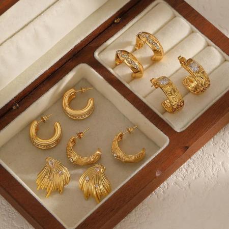1 paire de boucles d'oreilles à clous en acier inoxydable étanche, couleur or, en forme de C