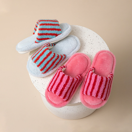 1 paire de chaussons en peluche à rayures et blocs de couleurs