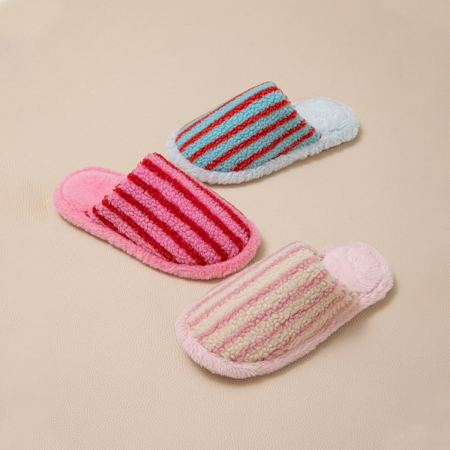 1 paire de chaussons en peluche à rayures et blocs de couleurs 2