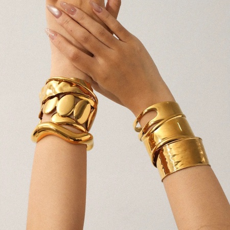 Bracelet manchette en acier inoxydable doré, étanche, de forme irrégulière (1 pièce).