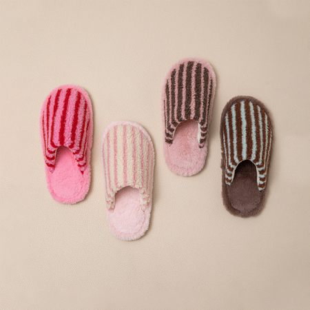 1 paire de chaussons en peluche à rayures et blocs de couleurs