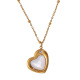 collier en or et coquillage blanc