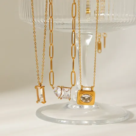 Collier pendentif simple en acier inoxydable étanche couleur or avec zircon (1 pièce)
