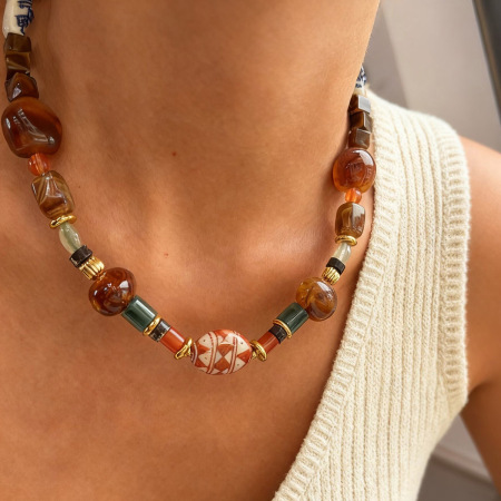 Collier de perles en résine et pierre naturelle (1 pièce)