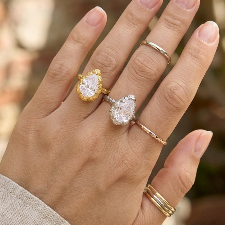 Bagues pour femmes en acier inoxydable doré, élégantes et imperméables, serties de zircon et ornées d'une goutte d'eau, collection Luxe.