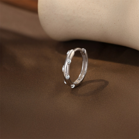 Boucles d'oreilles pour femme en argent sterling 925 plaqué platine, forme simple et élégante étoile, serties de moissanite. 2