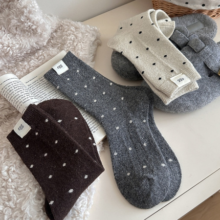 Chaussettes mi-mollet à pois élégants et légèrement rebondissants 2