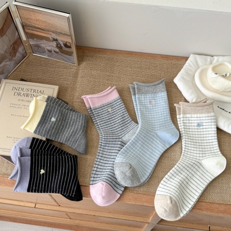 Chaussettes mi-mollet à rayures basiques et broderie cœur color block 2