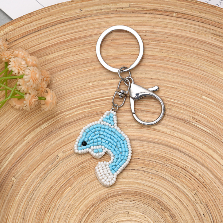 Porte-clés romantique en alliage avec perles et petits dauphins mignons, style océanique. Collection romantique.