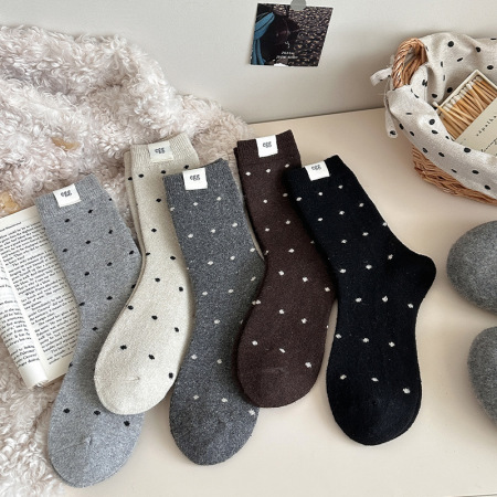 Chaussettes mi-mollet à pois élégants et légèrement rebondissants