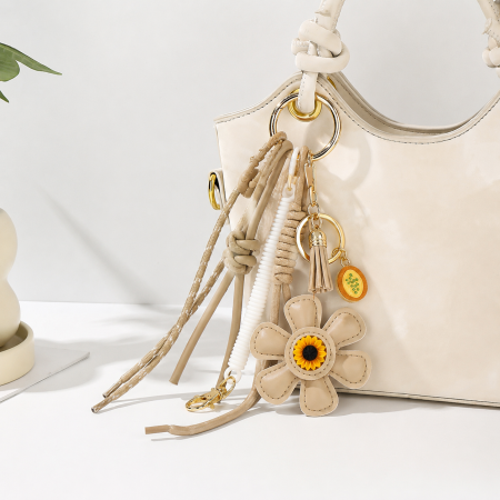 Breloques pour sac en PU à pompon torsadé et à fleurs douces, de couleur assortie, de la série Simple 2