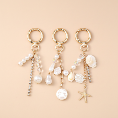 Collection luxueuse de perles élégantes de forme irrégulière, style océanique, en forme de coquillage et d'étoile de mer, ornées de strass et de perles artificielles.