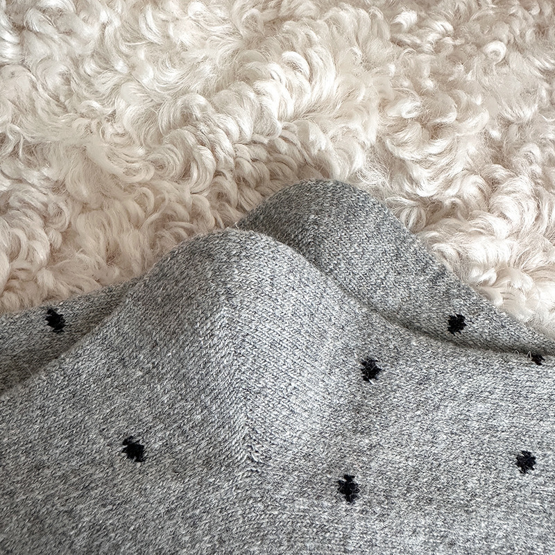 Chaussettes Mi-Mollet À Pois Élégants Et Légèrement Rebondissants Image4