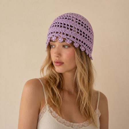 Chapeau tissé à la main en coton tissé ajouré, couleur unie, de la série Simple, orné de perles et d'un pompon.