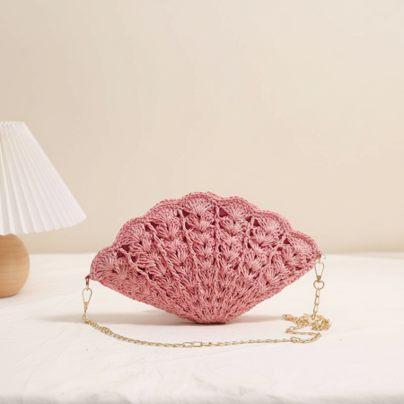 Sac rond pour femme en raphia tissé uni couleur style océanique ajouré, style vacances, avec chaîne tressée et motif coquillage.