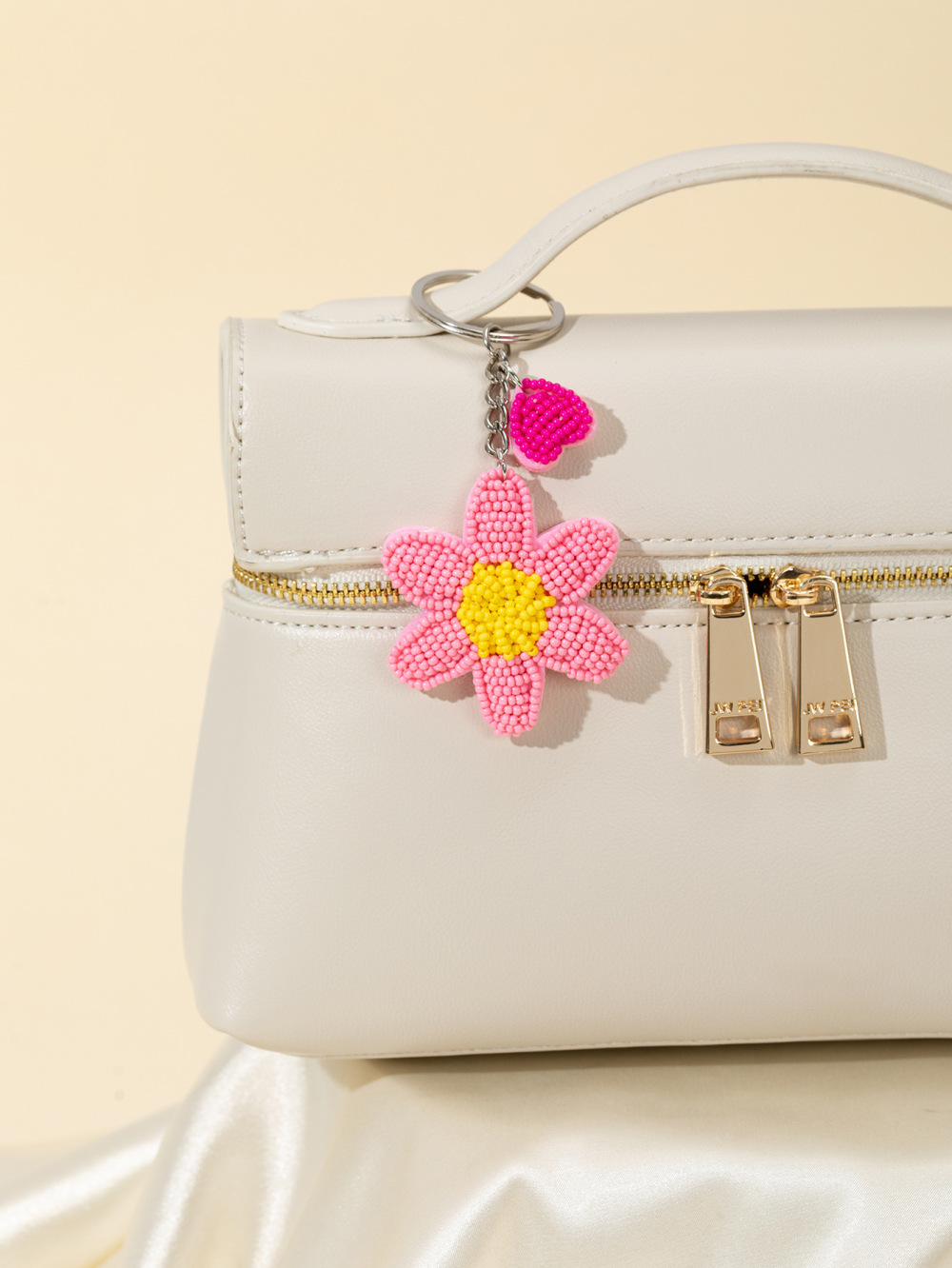Porte-Clés Romantique En Plastique Avec Perles En Forme De Cœur Et De Fleurs. Collection « Sweet Flower Sweet Heart Beads ». Image2