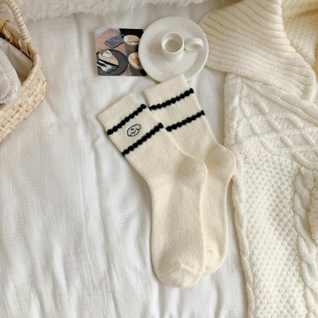 Chaussettes mi-mollet à rayures mignonnes et légèrement rebondissantes