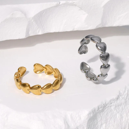 Bague femme simple et élégante, en acier inoxydable doré, avec motif cœur et pendentif rond, idéale au quotidien.