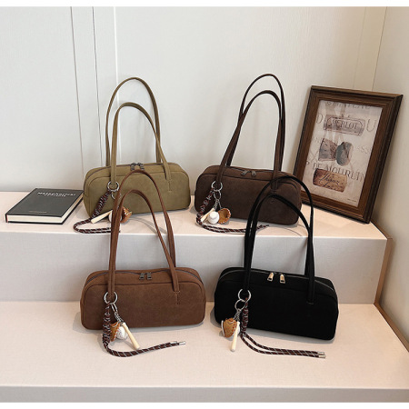 1 sac à bandoulière rétro en daim uni pour femme (avec pendentif)