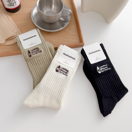 1 paire de chaussettes mi-mollet basiques en coton uni avec lettres brodées