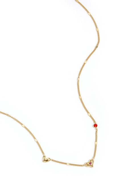Collier orné de cœurs de pierres et de motifs