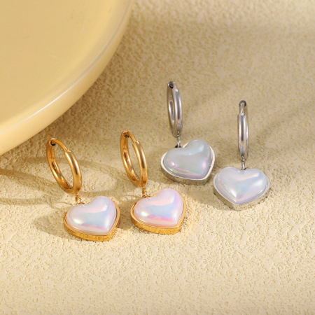 Boucles d'oreilles pendantes pour femme, en acier inoxydable, couleur or, avec perle et motif cœur simple.