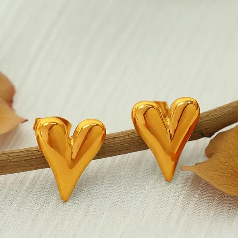 1 Paire De Boucles D'Oreilles À Tige En Acier Inoxydable Plaqué Or  Pour Femme, Série Simple, Motif Cœur Simple 