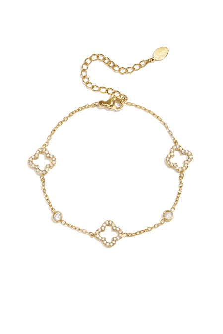 Bracelet ajouré orné de trèfles et de pierres incrustées.