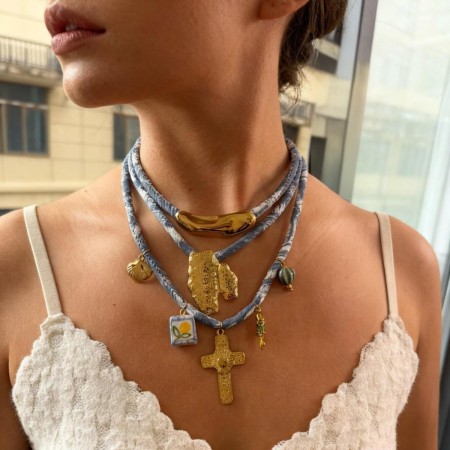 Collier en tissu avec pendentif croix couleur or (1 pièce)