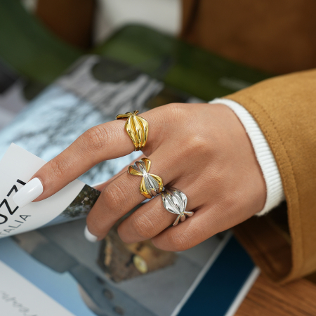Bague femme tendance, en acier inoxydable doré, forme irrégulière, étanche, à porter au quotidien.