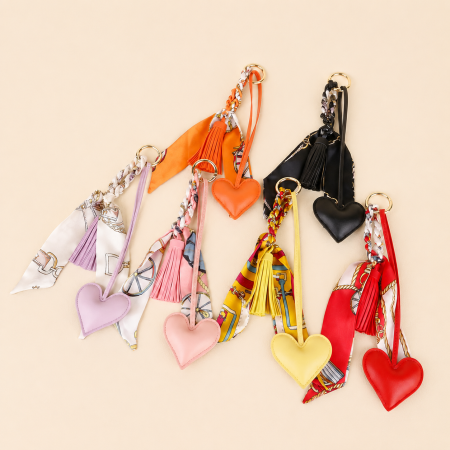 Collection romantique - Breloques pour sac en PU tissées avec pompon en forme de cœur simple