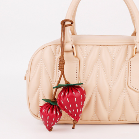 Breloques pour sac en PU à fraise de la série Simple Daily