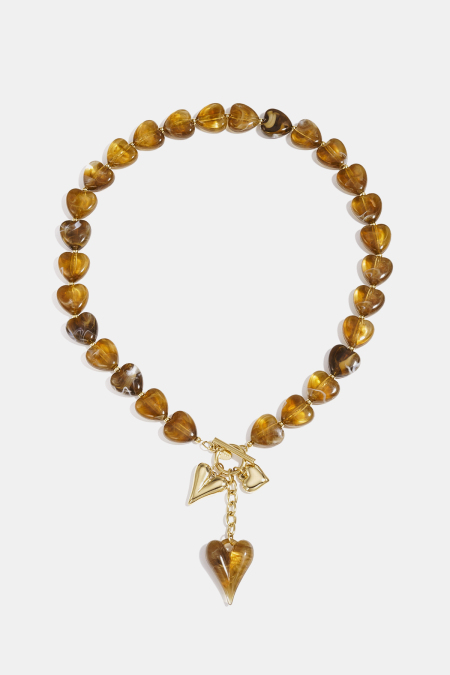 Collier de perles avec breloques en forme de cœur