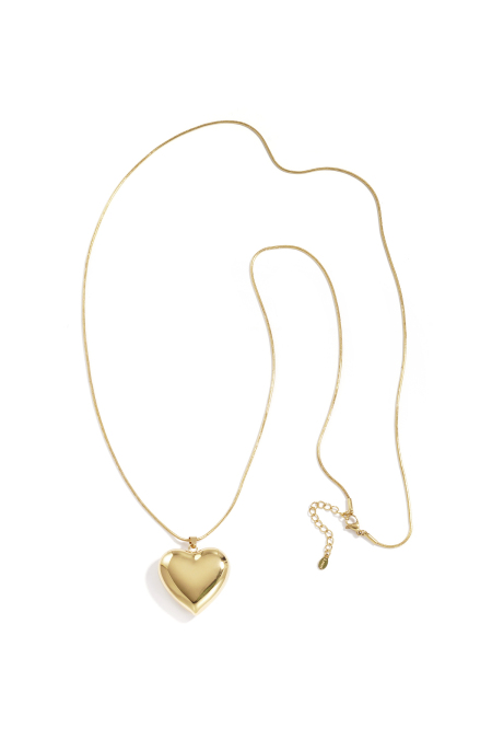 Collier mi-long avec pendentif cœur