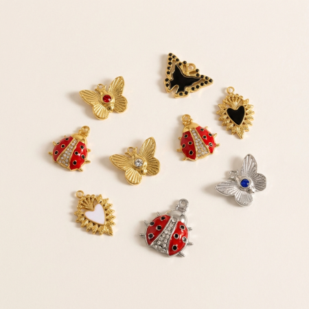 Pendentifs pour femmes en acier titane doré avec zircon et motif papillon naturel