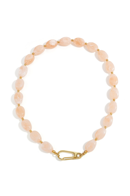 Collier orné de perles et d'une fermeture sur le devant