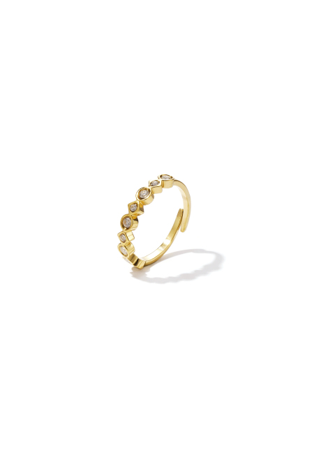 Bague ornée de pierres de formes variées.