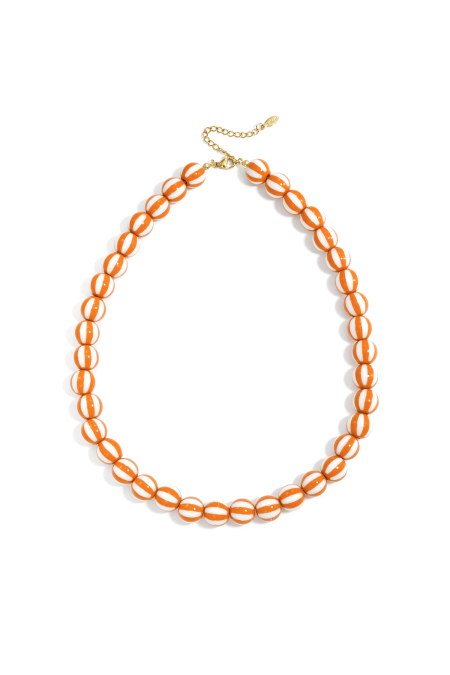 Collier de perles rayées