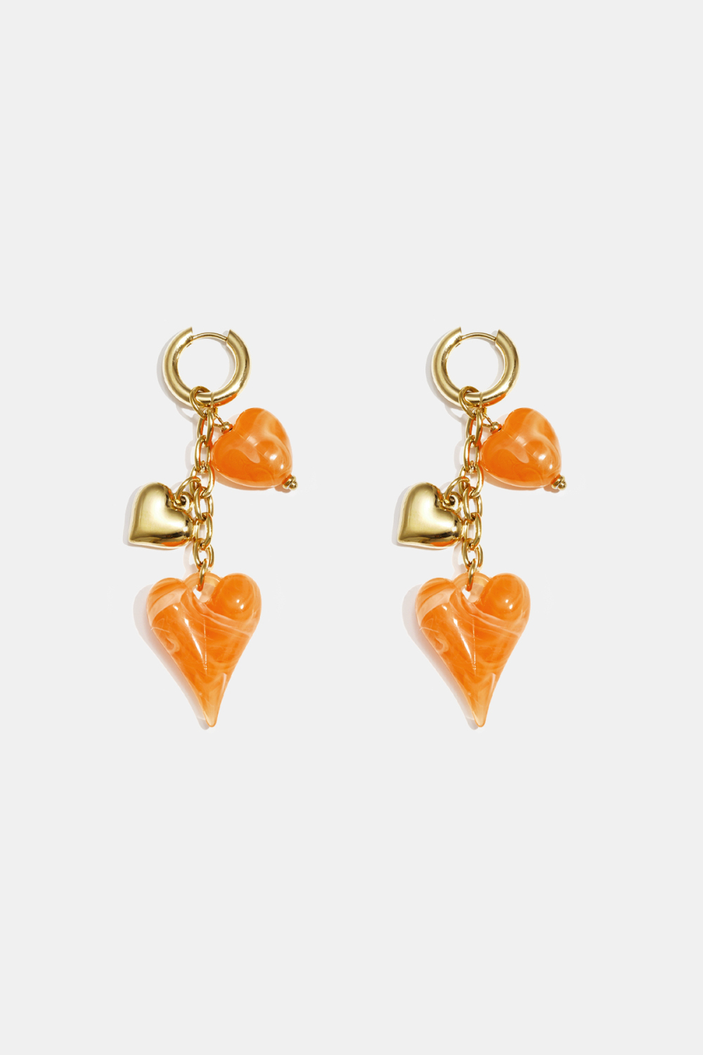 Boucles D'Oreilles Avec Des Cœurs Pendants Sur Une Chaîne 