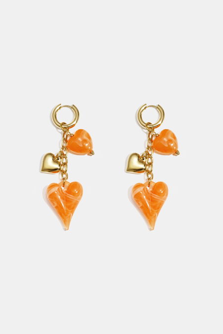 Boucles d'oreilles avec des cœurs pendants sur une chaîne