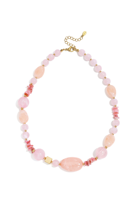 Collier De Perles Avec Des Perles De Formes Et De Couleurs Variées