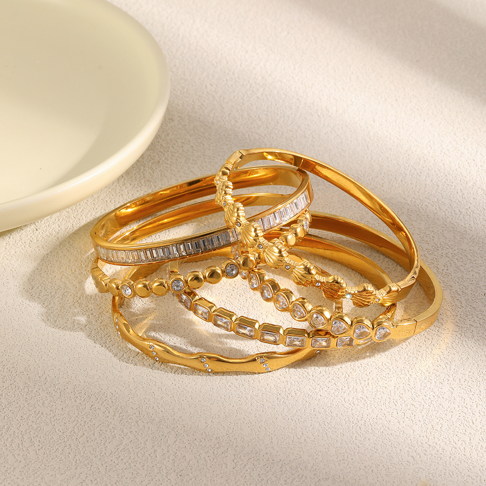 Bracelet Jonc Simple En Forme De Cœur, Rectangulaire, En Acier Inoxydable, Étanche, Couleur Or, Avec Zircon. Image4