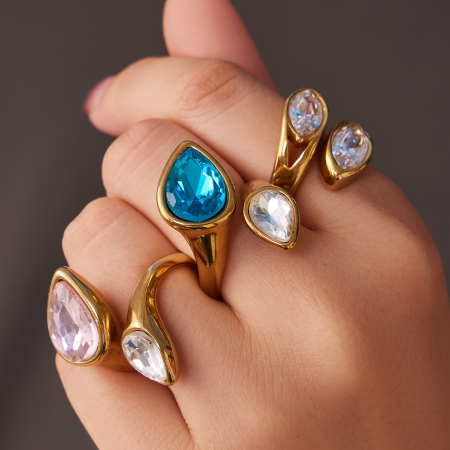 Bagues pour femmes en acier inoxydable doré, imperméables, ornées de zircon et de verre, au design luxueux et épuré, ornées d'une goutte d'eau.
